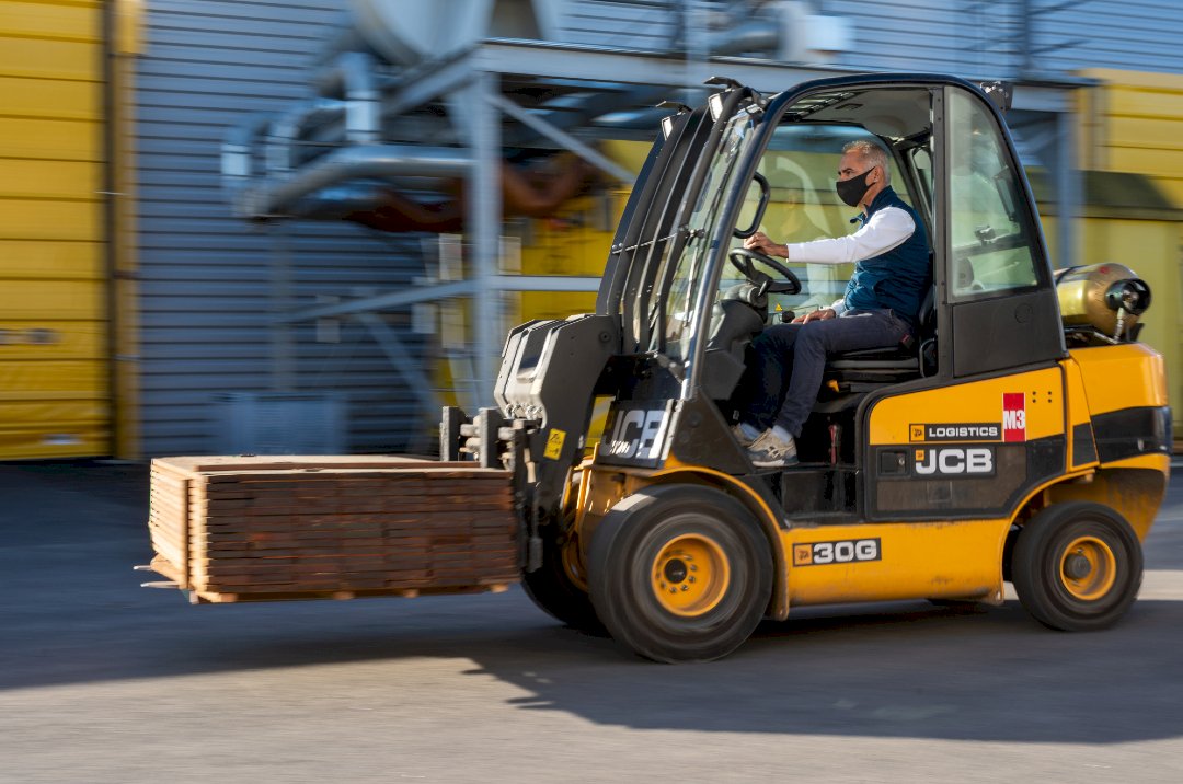 Dalles en bois exotique pré montées Wedeck : transport des dalles facilité 